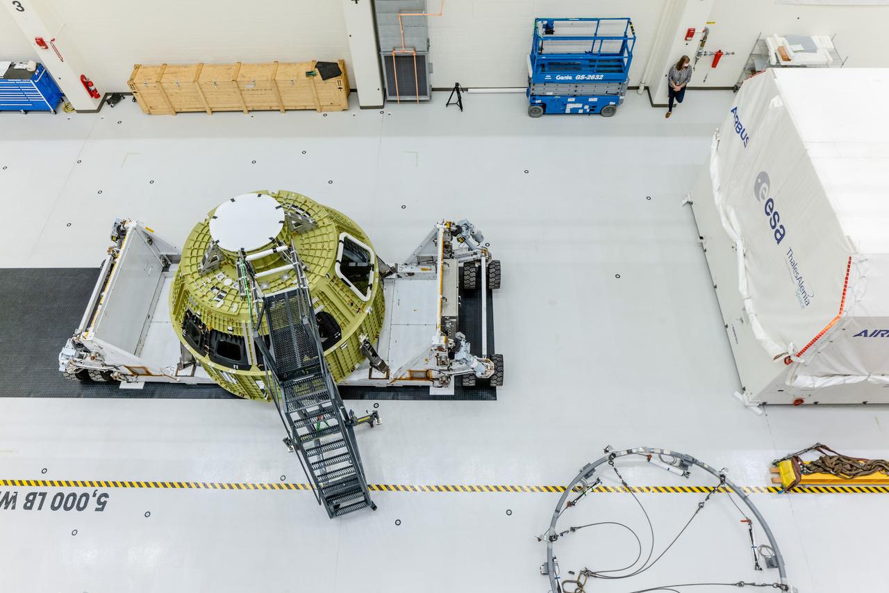 The pressure vessel for the Artemis III mission arrives at Operations and Checkout Building at Kennedy Space Center on Oct. 19, 2021. The pieces for the pressure vessel were machined at AMRO in California and Ingersoll Machine Tools Inc. in Illinois and welded at the Michoud Assembly Facility in Louisiana