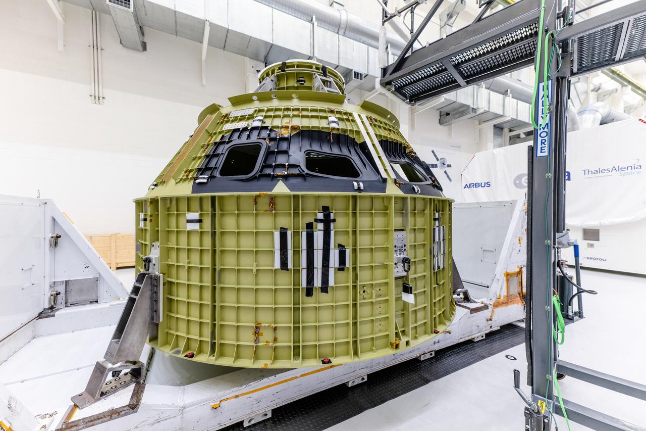 The pressure vessel for the Artemis III mission arrives at Operations and Checkout Building at Kennedy Space Center on Oct. 19, 2021. The pieces for the pressure vessel were machined at AMRO in California and Ingersoll Machine Tools Inc. in Illinois and welded at the Michoud Assembly Facility in Louisiana