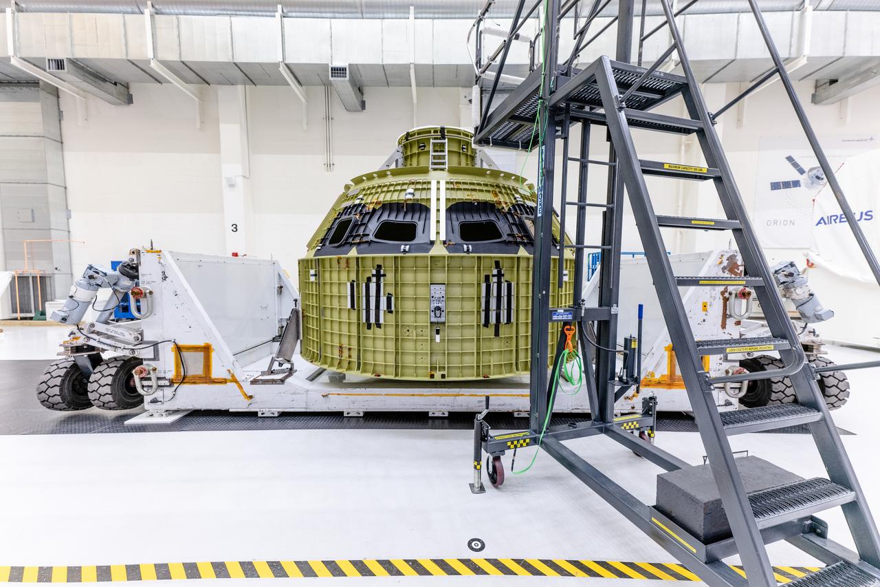 The pressure vessel for the Artemis III mission arrives at Operations and Checkout Building at Kennedy Space Center on Oct. 19, 2021. The pieces for the pressure vessel were machined at AMRO in California and Ingersoll Machine Tools Inc. in Illinois and welded at the Michoud Assembly Facility in Louisiana.