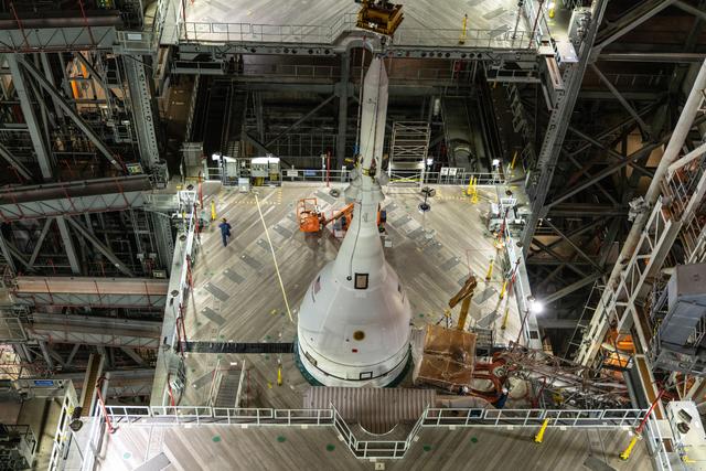 NASA image: Artemis I Orion / SLS stack complete