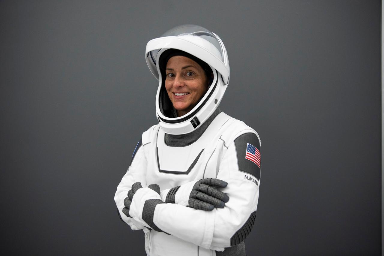 jsc2022e068614 (June 13, 2022) --- SpaceX Crew-5 Commander Nicole Aunapu Mann from NASA poses for a portrait in her Crew Dragon flight suit at SpaceX headquarters in Hawthorne, California. Credit: SpaceX