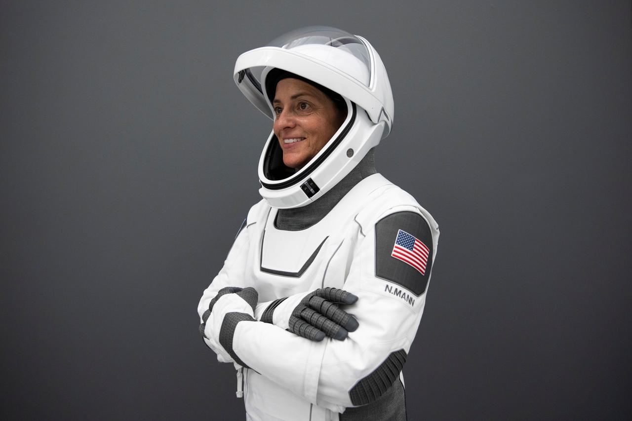 jsc2022e068615 (June 13, 2022) --- SpaceX Crew-5 Commander Nicole Aunapu Mann from NASA poses for a portrait in her Crew Dragon flight suit at SpaceX headquarters in Hawthorne, California. Credit: SpaceX