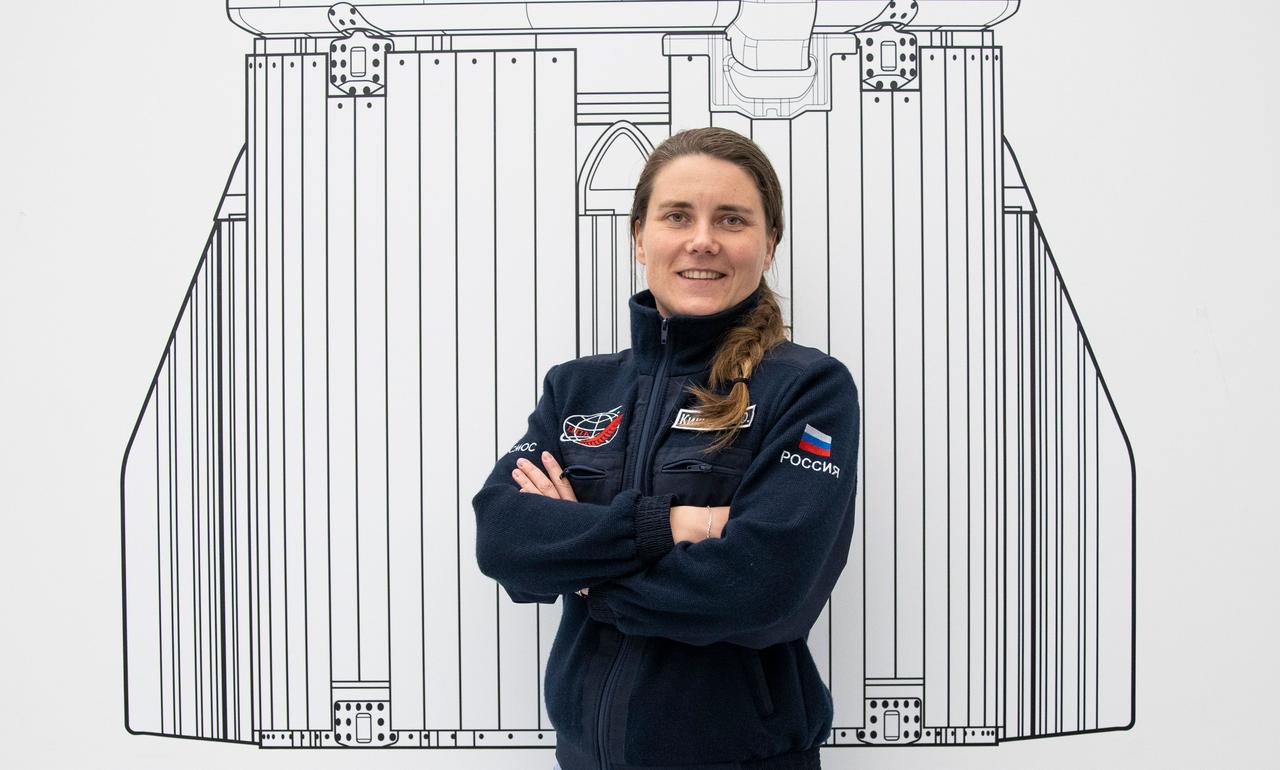 jsc2022e068621 (Dec. 13, 2021) --- SpaceX Crew-5 Mission Specialist Anna Kikina from Roscosmos poses for a portrait at SpaceX headquarters in Hawthorne, California. Credit: SpaceX