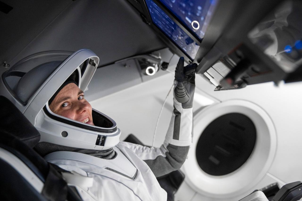 jsc2022e068621 (Dec. 16, 2021) --- SpaceX Crew-5 Mission Specialist Anna Kikina from Roscosmos is pictured during a Crew Dragon cockpit training session at SpaceX headquarters in Hawthorne, California. Credit: SpaceX