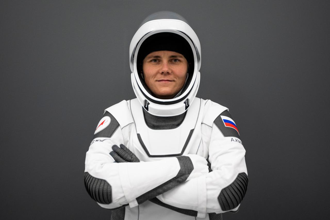 jsc2022e068630 (June 27, 2022) --- SpaceX Crew-5 Mission Specialist Anna Kikina from Roscosmos poses for a portrait in her Crew Dragon flight suit at SpaceX headquarters in Hawthorne, California. Credit: SpaceX