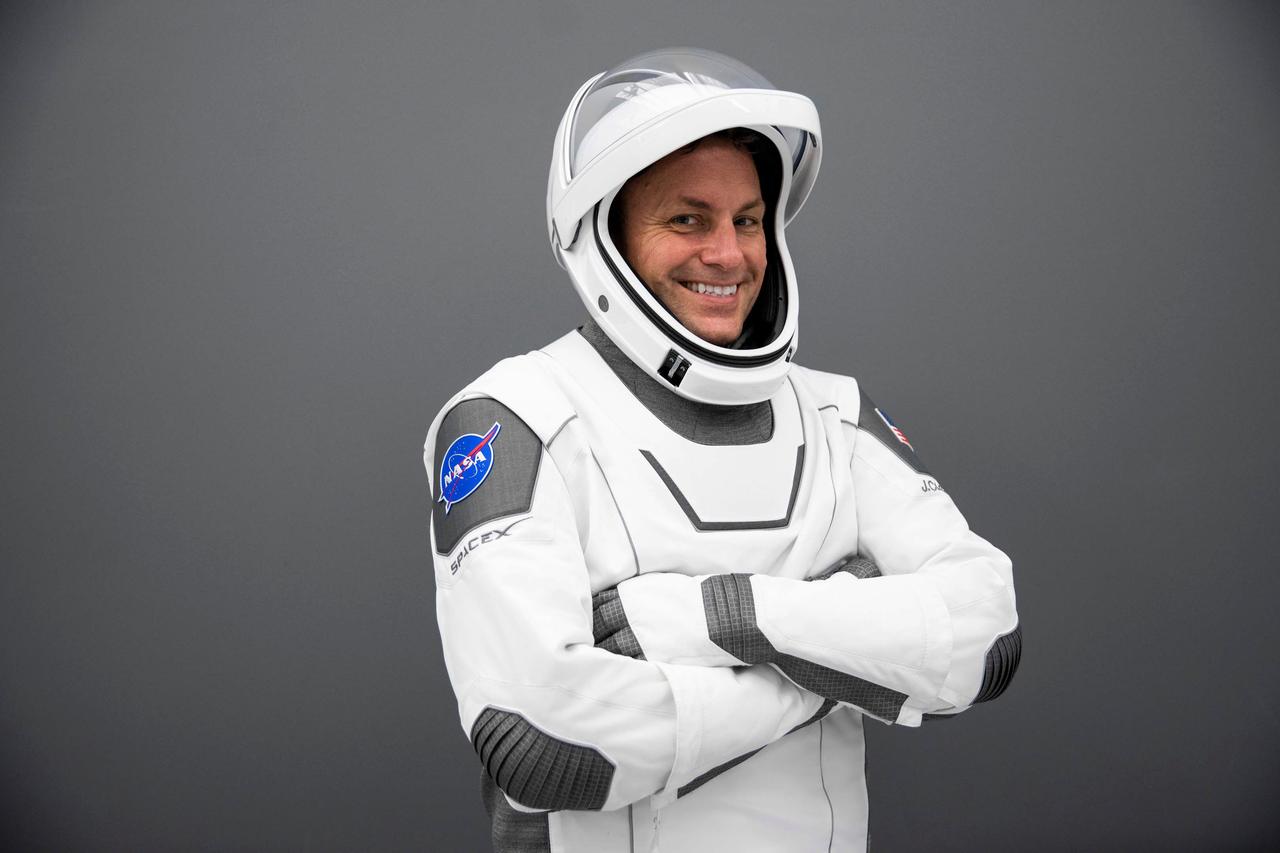 jsc2022e068653 (Aug. 18, 2022) --- SpaceX Crew-5 Pilot Josh Cassada from NASA poses for a portrait in his Crew Dragon flight suit at SpaceX headquarters in Hawthorne, California. Credit: SpaceX