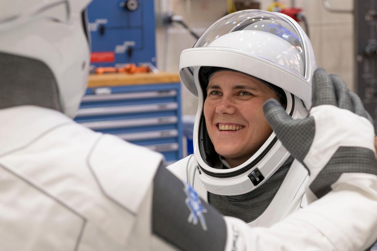 jsc2022e068655 (Aug. 13, 2022) --- SpaceX Crew-5 Mission Specialist Anna Kikina from Roscosmos is pictured during a training session in her Crew Dragon flight suit at SpaceX headquarters in Hawthorne, California. Credit: SpaceX