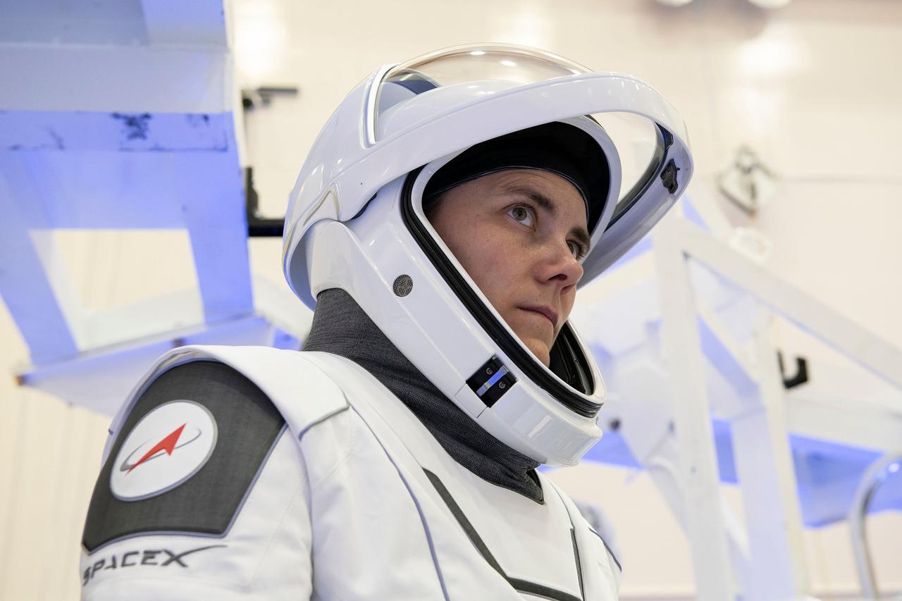 jsc2022e068656 (Aug. 13, 2022) --- SpaceX Crew-5 Mission Specialist Anna Kikina from Roscosmos is pictured during a training session in her Crew Dragon flight suit at SpaceX headquarters in Hawthorne, California. Credit: SpaceX