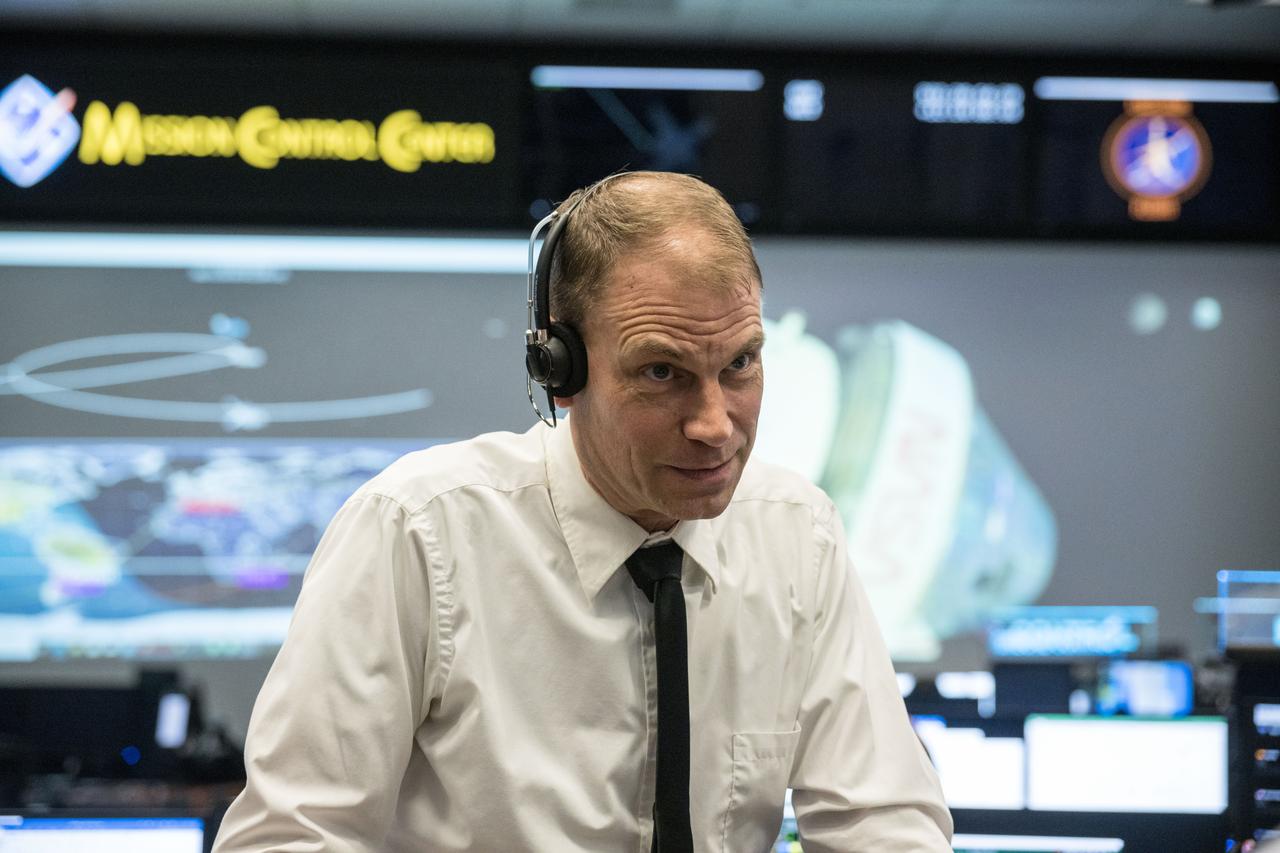 jsc2022e090080 (Nov. 28, 2022): NASA Astronaut Stan Love observes the Orion spacecraft as it reaches its maximum distance from the Earth, nearly 270,000 miles, on flight day 14 of the Artemis I mission from within the Mission Control Center in Houston, Texas. Love is practicing to be capsule communicator, or capcom, during future crewed Artemis missions. Credit: NASA/Robert Markowitz