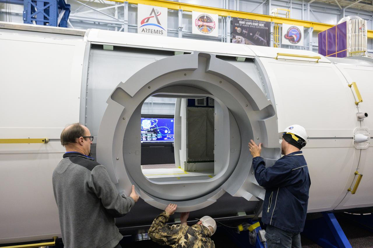 Date: 12/21/2022 Location: Bldg 9, SVMF Subject: Installation of Habitation and Logistics Outpost (HALO) Mockup at Space Vehicle Mockup Facility (SVMF). Photographer: James Blair