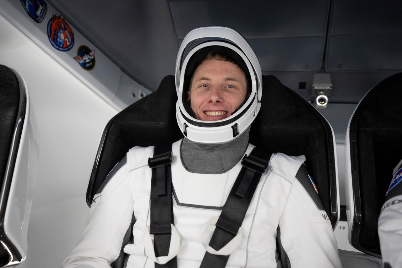 jsc2023e005762 (Jan. 30, 2023) --- SpaceX Crew-6 Pilot Warren "Woody" Hoburg from NASA is pictured during a Crew Dragon cockpit training session at SpaceX headquarters in Hawthorne, California. Credit: SpaceX