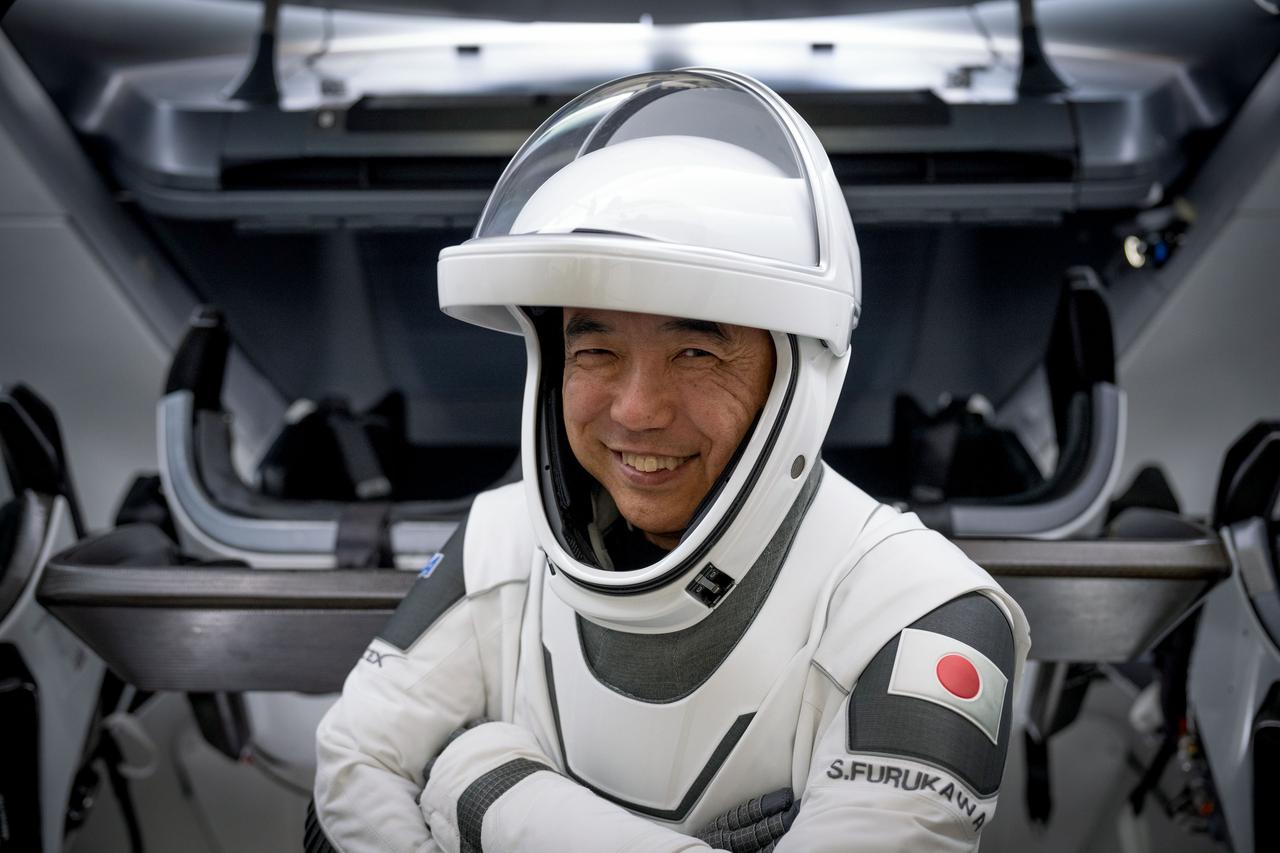 jsc2023e045334 - JAXA astronaut Satoshi Furukawa, mission specialist of NASA's SpaceX Crew-7 mission, is pictured in his pressure suit during a crew equipment integration test at SpaceX headquarters in Hawthorne, California. Credit: SpaceX 