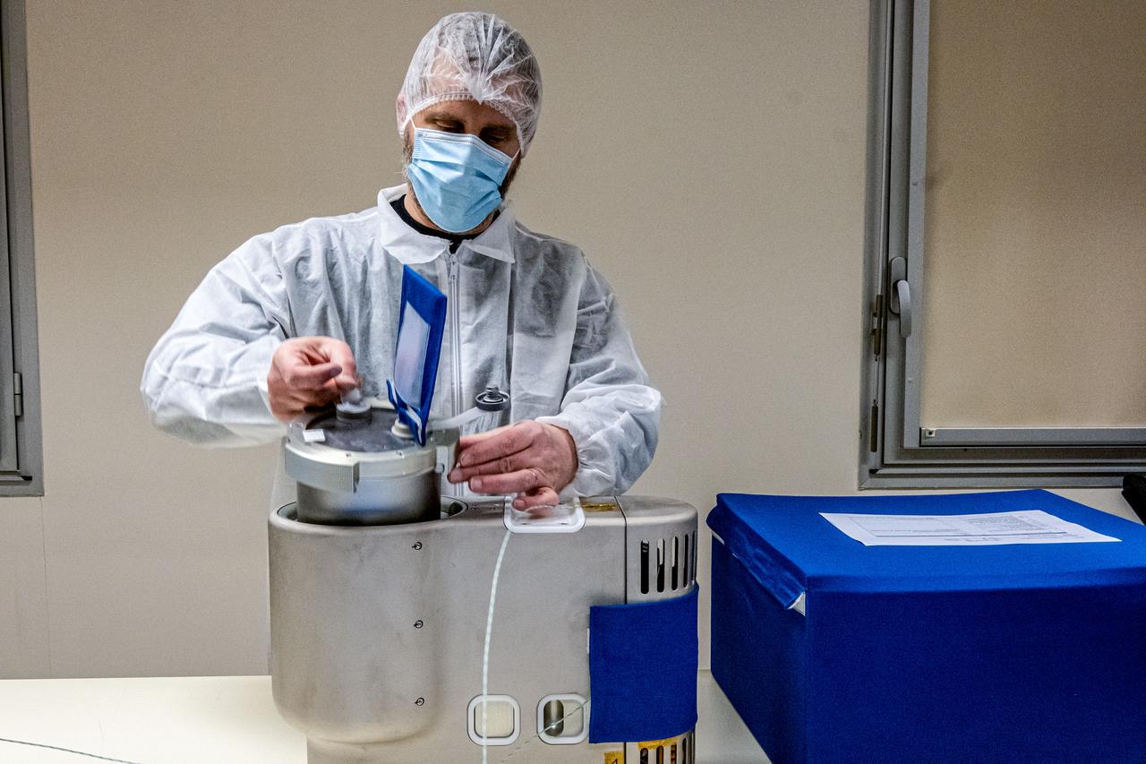 jsc2023e054755 (2/11/2021) --- A preflight view of David Moreeuw (Inneloab) testing the Food Processor assembly. The objective of the Advanced System for Space Food (Food Processor) investigation on board the International Space Station is to test a prototype equipment demonstrator with one specific recipe that uses basic cooking functions (beating egg whites, mixing products).  © CNES/DE PRADA Thierry, 2021