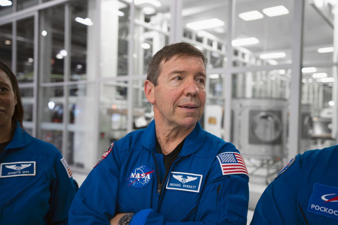 jsc2023e066256 (Oct. 15, 2023) --- NASA astronaut and SpaceX Crew-8 Pilot Michael Barratt participates in preflight mission training at SpaceX headquarters in Hawthorne, California. Credit: SpaceX