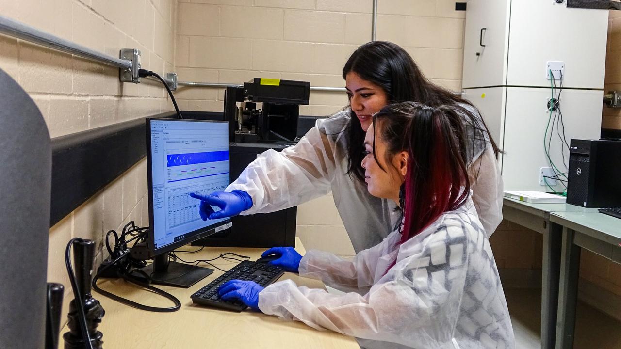 jsc2023e069280 (10/4/2023) --- Steffy Tabares Ruiz and Jade Nguyen analyze behavioral data that are informative for quantifying the effects of the space environment on neurobehavioral function. Rodent Research-20 (RR-20) evaluates ovarian function in female mice in microgravity, fertility following return to Earth, and the effect of spaceflight on the next generation. Image courtesy of the University of Kansas Medical Center.