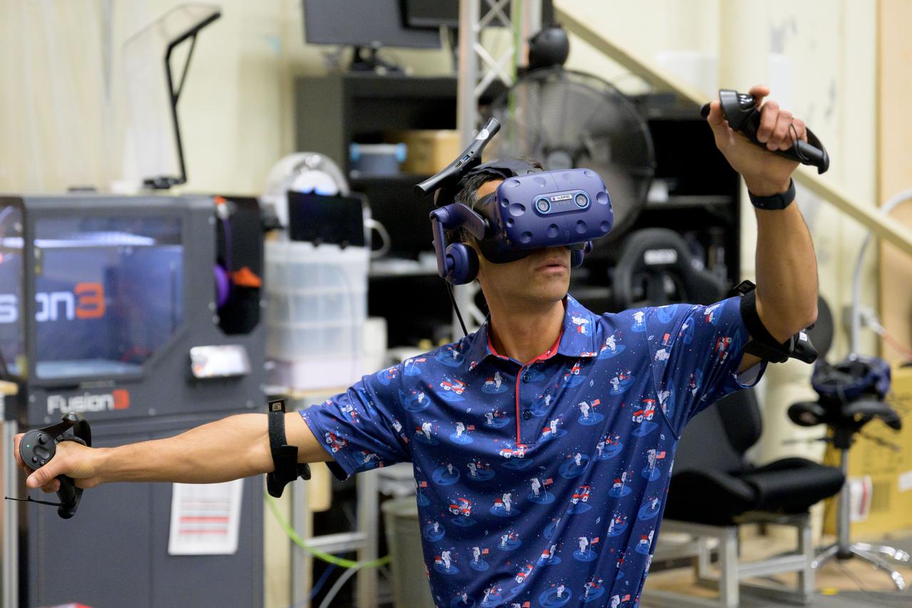 NASA astronaut Raja Chari participates in virtual reality testing of the Gateway lunar space station to ensure its comfort and safety when astronauts live and conduct science there on future Artemis missions.   PHOTO DATE: February 09, 2022. LOCATION: Bldg. 15 - VR Lab SUBJECT: VR Technology for Interior Gateway Training with astronaut Raja Chari. Photo Credit: NASA / Josh Valcarcel