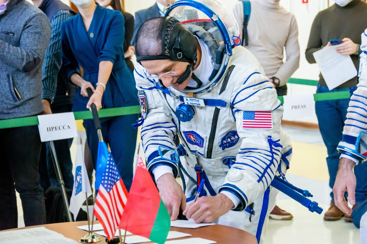 jsc2024e016941 (Feb. 28, 2024) --- Soyuz MS-25 backup crew member Don Pettit from NASA is pictured in his Sokol launch and entry suit signing in for qualification exams at the Gagarin Cosmonaut Training Center in Star City, Russia. Credit: GCTC/Roscosmos