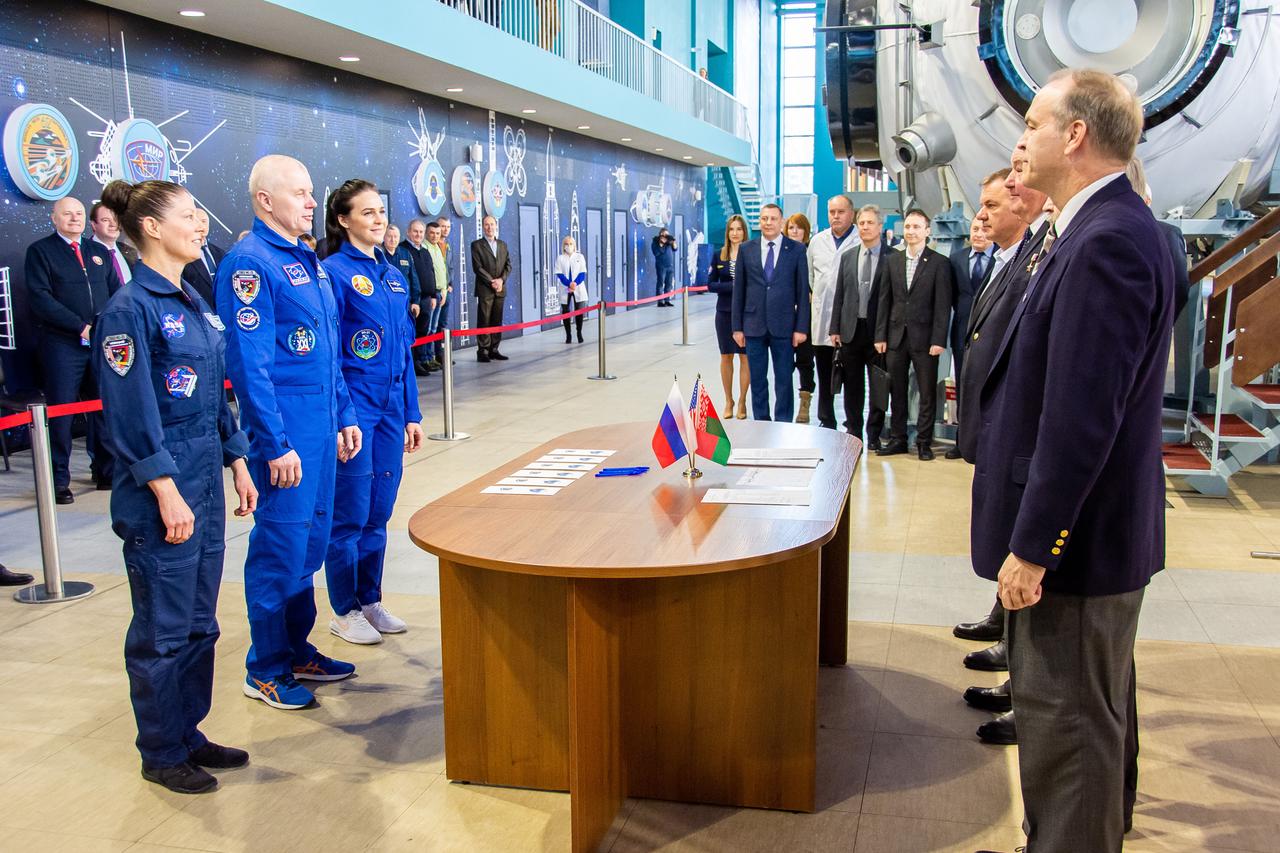 jsc2024e016944 (Feb. 28, 2024) --- Soyuz MS-25 crew members (from left) Tracy Dyson from NASA, Oleg Novitskiy from Roscosmos, and Belarus spaceflight participant Marina Vasilevskaya meet with mission managers before beginning crew qualification exams at the Gagarin Cosmonaut Training Center in Star City, Russia. Credit: GCTC/Roscosmos