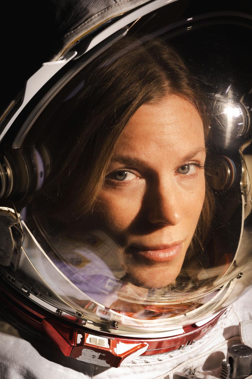 jsc2024e022259_alt NASA astronaut Zena Cardman at the NASA Johnson Space Center photo studio on March 22, 2024.  Photographer: Josh Valcarcel – Johnson Space Center