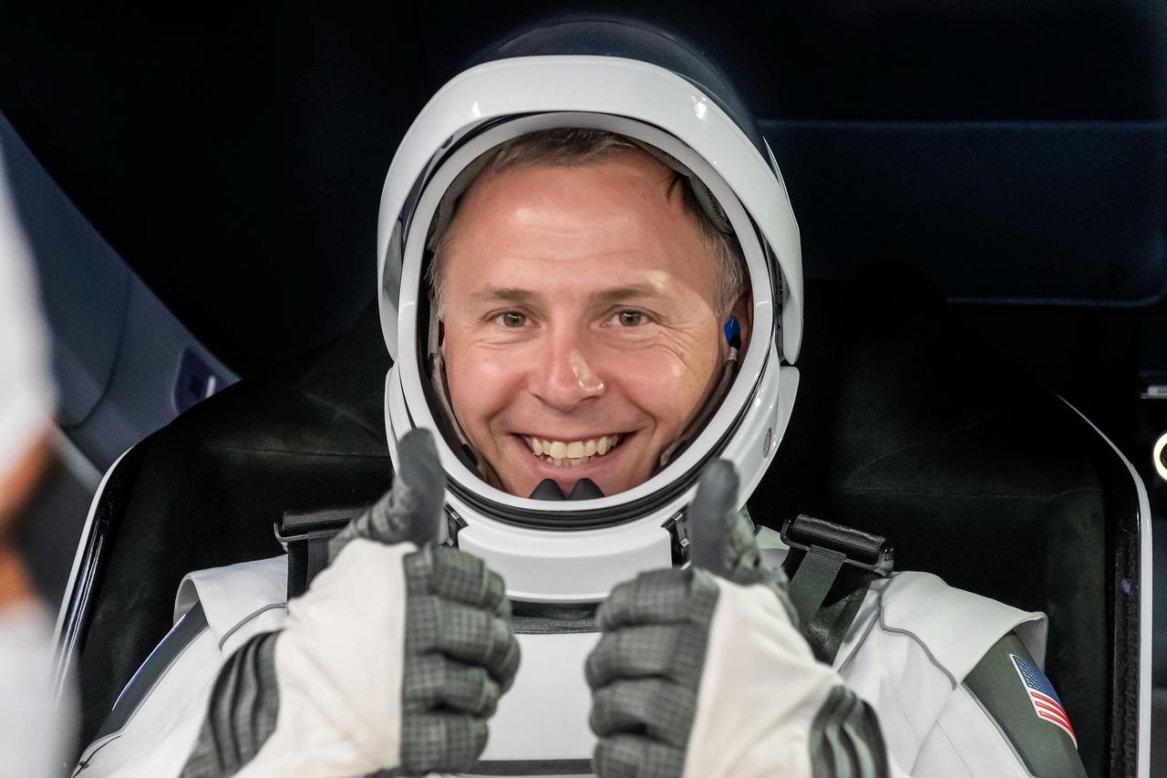 jsc2024e052329 (July 22, 2024) --- NASA’s SpaceX Crew-9 Pilot Nick Hague smiles and gives two thumbs up during the crew equipment interface test (CEIT) at SpaceX’s new Dragon refurbishing facility at Kennedy Space Center in Florida. This will be his second mission to the orbiting laboratory. Credit: SpaceX