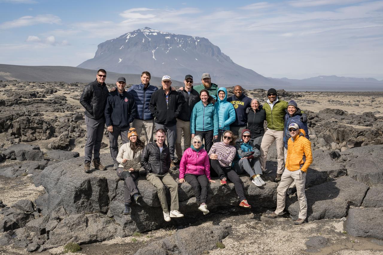 The Artemis II crew astronauts, their backups, and the geology training field team pose in a valley in Iceland’s Vatnajökull national park. From front left: Angela Garcia, Jacob Richardson, Cindy Evans, Jenni Gibbons, Jacki Mahaffey, back row from left: Jeremy Hansen, John Ramsey, Reid Wiseman, Ron Spencer, Scott Wray, Kelsey Young, Patrick Whelley, Christina Koch, Andre Douglas, Jacki Kagey, Victor Glover, Rick Rochelle (NOLS), Trevor Graff. 