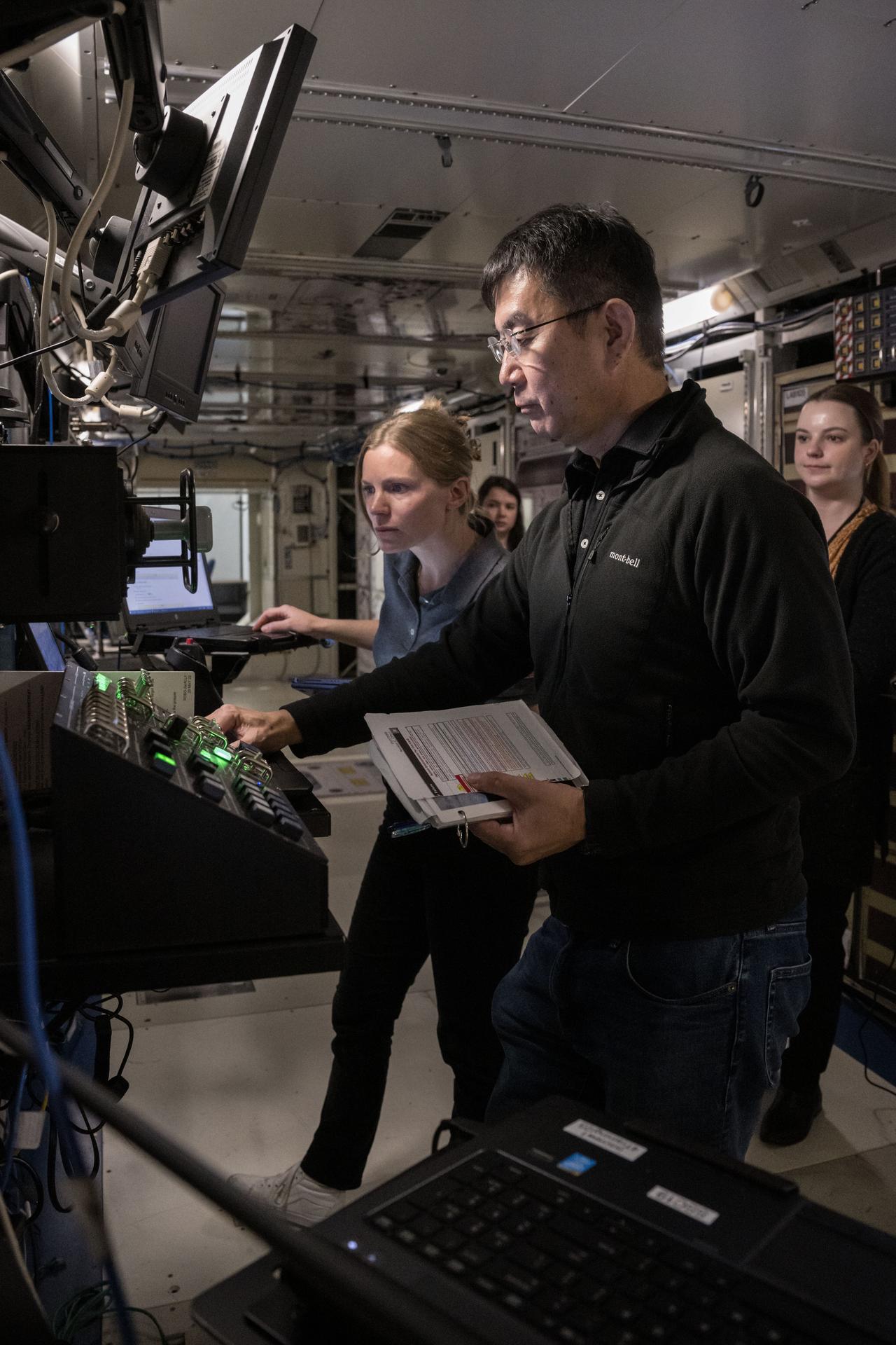 NASA astronaut Zena Cardman (left), and JAXA astronaut Kimiya Yui (right) conduct training scenarios with their instructors at NASA’s Johnson Space Center in Houston, Texas for their upcoming mission to the International Space Station.