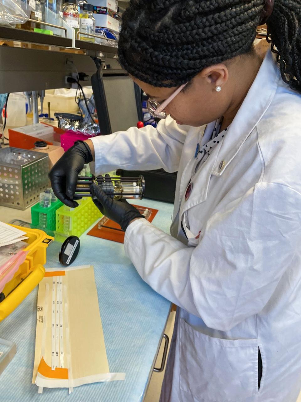 jsc2025e007254 (2/14/2025) --- Graduate student Lanie Briggs loads a Group Activation Pack (GAP) for the Polaris Bioremediation Science Experiment - Genetic Exchange in Microgravity for Biofilm Bioremediation (GEM-B2). 