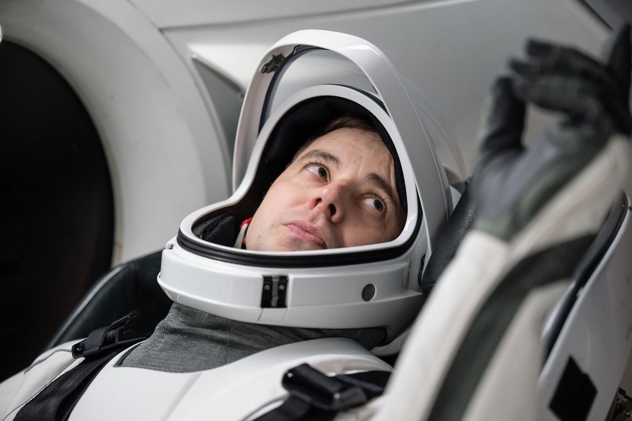 jsc2025e034087 (Dec. 4, 2024) --- Roscosmos cosmonaut Oleg Platonov, a mission specialist for NASA’s SpaceX Crew-11 mission to the International Space Station, trains for his mission at a SpaceX facility in Hawthorne, California.