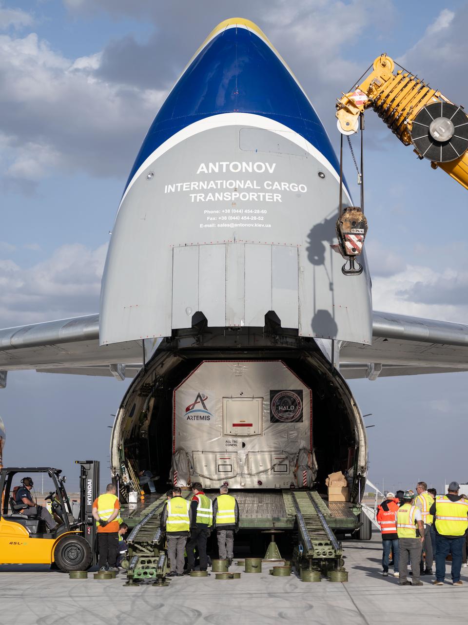 Gateway’s HALO (Habitation and Logistics Outpost) arrives in Mesa, Arizona, after traveling from Italy, where Thales Alenia Space fabricated its primary structure. Delivered by cargo aircraft to Phoenix-Mesa Gateway Airport, HALO will be transported to Northrop Grumman’s facility in Gilbert for final outfitting. 