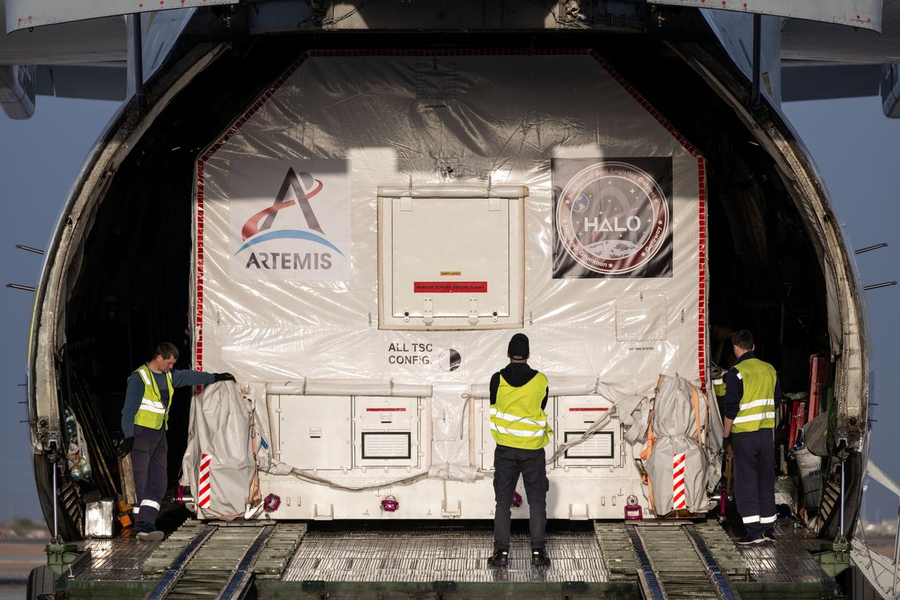 Gateway’s HALO (Habitation and Logistics Outpost) arrives in Mesa, Arizona, after traveling from Italy, where Thales Alenia Space fabricated its primary structure. Delivered by cargo aircraft to Phoenix-Mesa Gateway Airport, HALO will be transported to Northrop Grumman’s facility in Gilbert for final outfitting. 