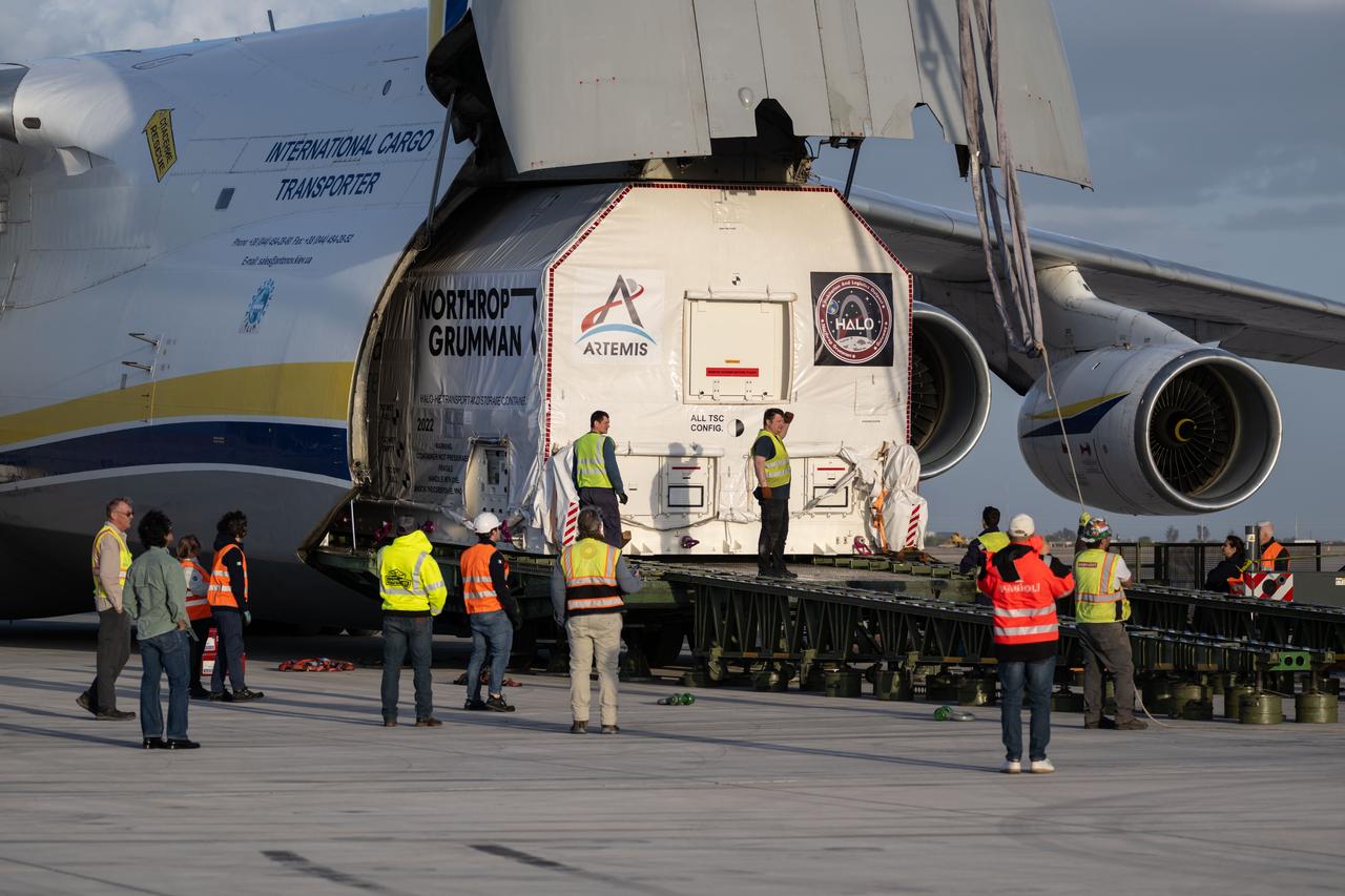 Gateway’s HALO (Habitation and Logistics Outpost) arrives in Mesa, Arizona, after traveling from Italy, where Thales Alenia Space fabricated its primary structure. Delivered by cargo aircraft to Phoenix-Mesa Gateway Airport, HALO will be transported to Northrop Grumman’s facility in Gilbert for final outfitting. 