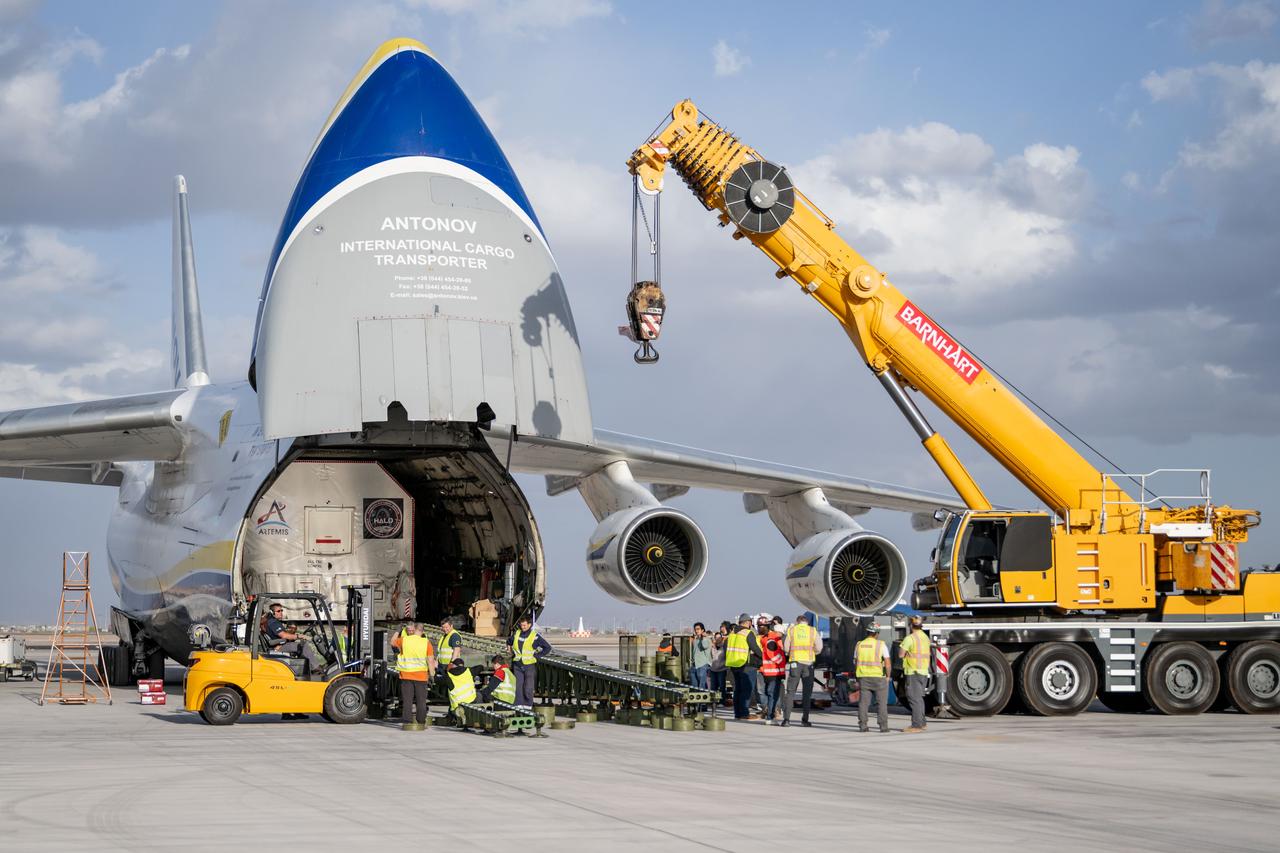 Gateway’s HALO (Habitation and Logistics Outpost) arrives in Mesa, Arizona, after traveling from Italy, where Thales Alenia Space fabricated its primary structure. Delivered by cargo aircraft to Phoenix-Mesa Gateway Airport, HALO will be transported to Northrop Grumman’s facility in Gilbert for final outfitting. 