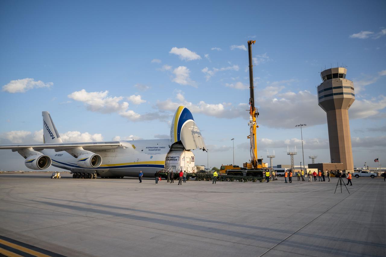 Gateway’s HALO (Habitation and Logistics Outpost) arrives in Mesa, Arizona, after traveling from Italy, where Thales Alenia Space fabricated its primary structure. Delivered by cargo aircraft to Phoenix-Mesa Gateway Airport, HALO will be transported to Northrop Grumman’s facility in Gilbert for final outfitting. 