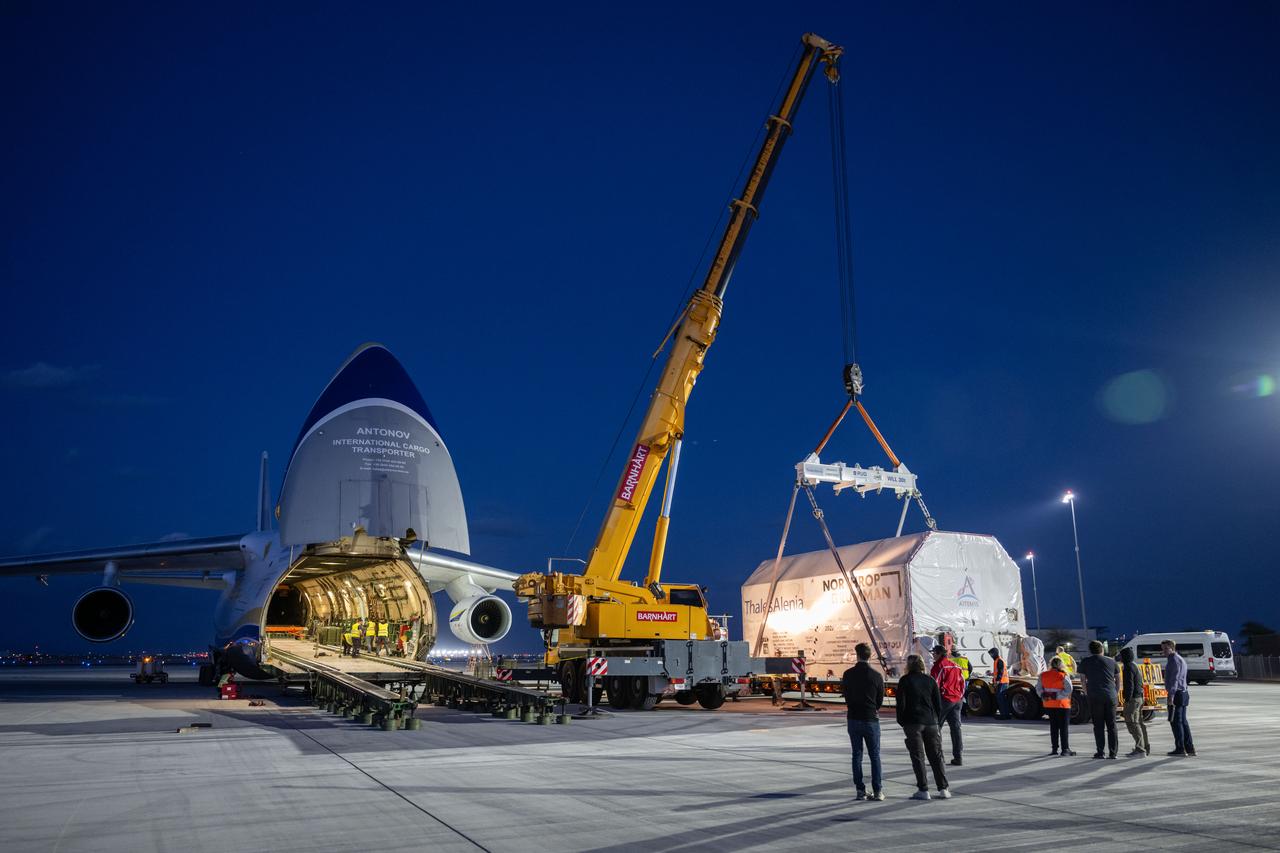 Gateway’s HALO (Habitation and Logistics Outpost) arrives in Mesa, Arizona, after traveling from Italy, where Thales Alenia Space fabricated its primary structure. Delivered by cargo aircraft to Phoenix-Mesa Gateway Airport, HALO will be transported to Northrop Grumman’s facility in Gilbert for final outfitting. 