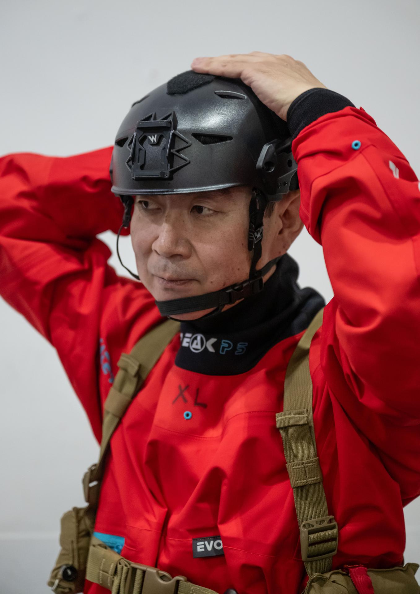 JAXA (Japan Aerospace Exploration Agency) astronaut and mission specialist for NASA’s SpaceX Crew-11 mission Kimiya Yui participates in a water survival demonstration at the Neutral Buoyancy Lab.