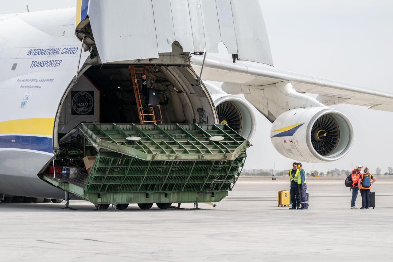 Gateway’s HALO (Habitation and Logistics Outpost) arrives in Mesa, Arizona, after traveling from Italy, where Thales Alenia Space fabricated its primary structure. Delivered by cargo aircraft to Phoenix-Mesa Gateway Airport, HALO will be transported to Northrop Grumman’s facility in Gilbert for final outfitting. 