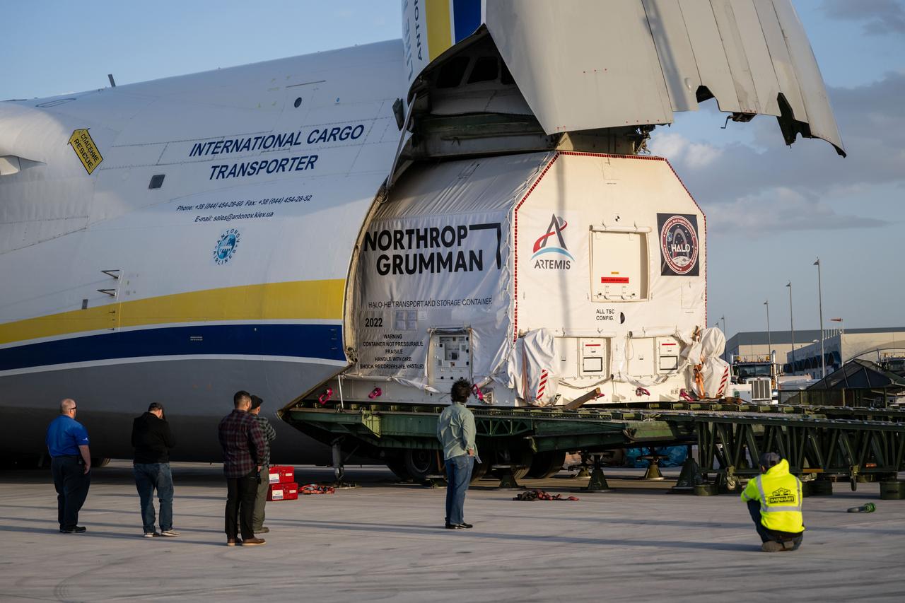 Gateway’s HALO (Habitation and Logistics Outpost) arrives in Mesa, Arizona, after traveling from Italy, where Thales Alenia Space fabricated its primary structure. Delivered by cargo aircraft to Phoenix-Mesa Gateway Airport, HALO will be transported to Northrop Grumman’s facility in Gilbert for final outfitting. 