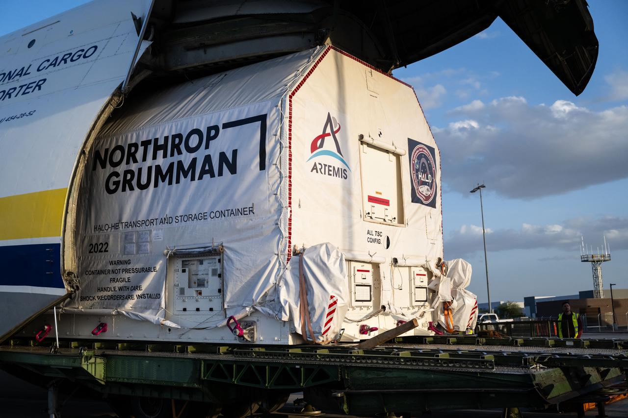 Gateway’s HALO (Habitation and Logistics Outpost) arrives in Mesa, Arizona, after traveling from Italy, where Thales Alenia Space fabricated its primary structure. Delivered by cargo aircraft to Phoenix-Mesa Gateway Airport, HALO will be transported to Northrop Grumman’s facility in Gilbert for final outfitting. 