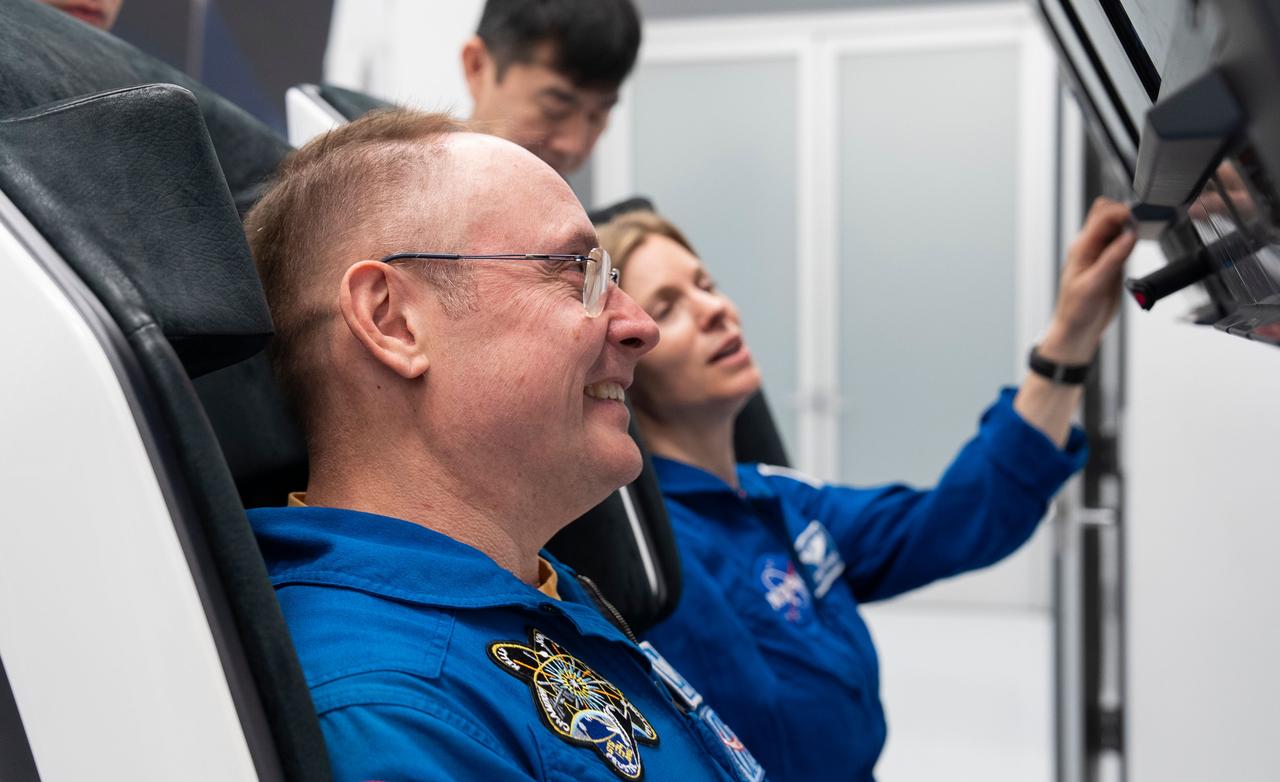 jsc2025e041084 (April 9, 2025) --- NASA astronaut Mike Fincke, pilot of NASA's SpaceX Crew-11 mission to the International Space Station, trains inside a Dragon training crew spacecraft at SpaceX in Hawthorne, California.