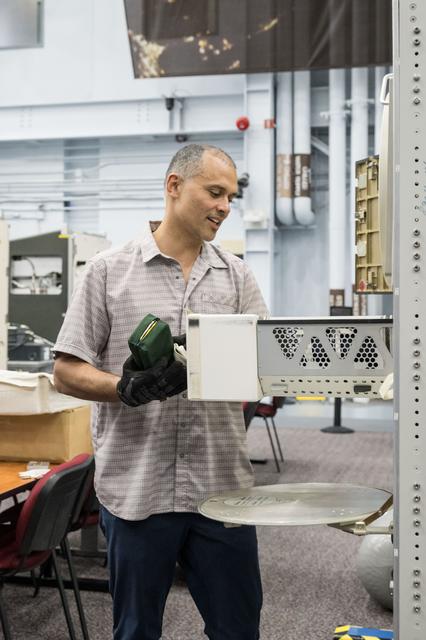 NASA image: NASA astronaut familiarizes himself with science harwdare