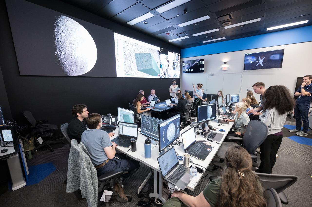 jsc2025e056603 --- The Artemis II Lunar Science Team runs a simulation of lunar observation operations in the new Science Evaluation Room (SER) that serves as a backroom to Mission Control.