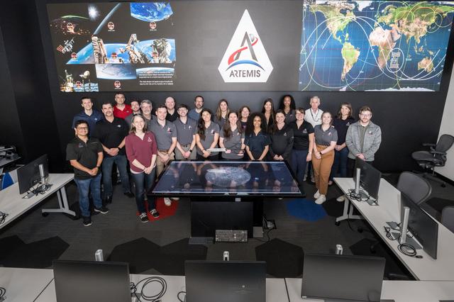 jsc2025e057254 --- NASA’s Artemis II lunar science team is pictured in the Sc...