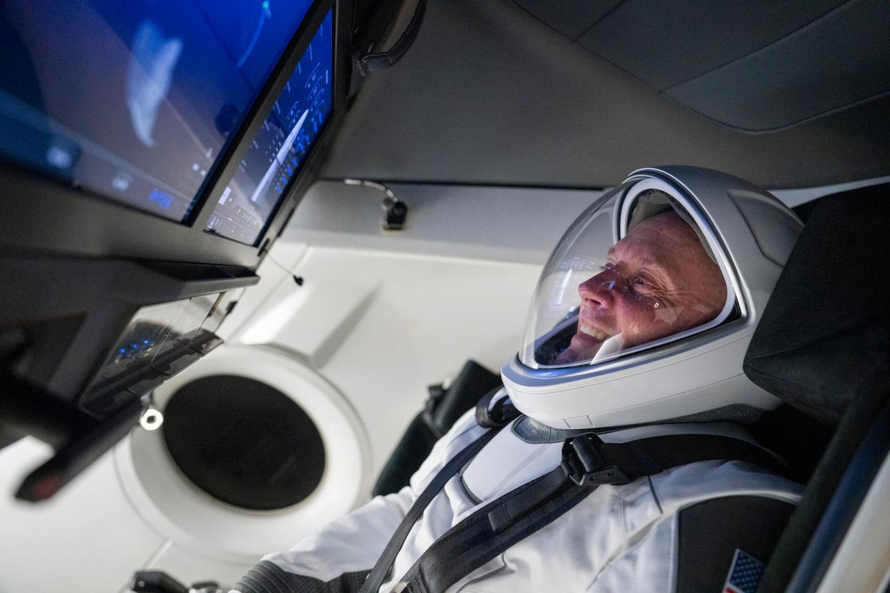 jsc2025e064540 (May 19, 2025) --- NASA’s SpaceX Crew-11 pilot and NASA astronaut Mike Fincke is pictured training inside a mockup of a Dragon cockpit at SpaceX facilities in Hawthorne, California. Credit: SpaceX