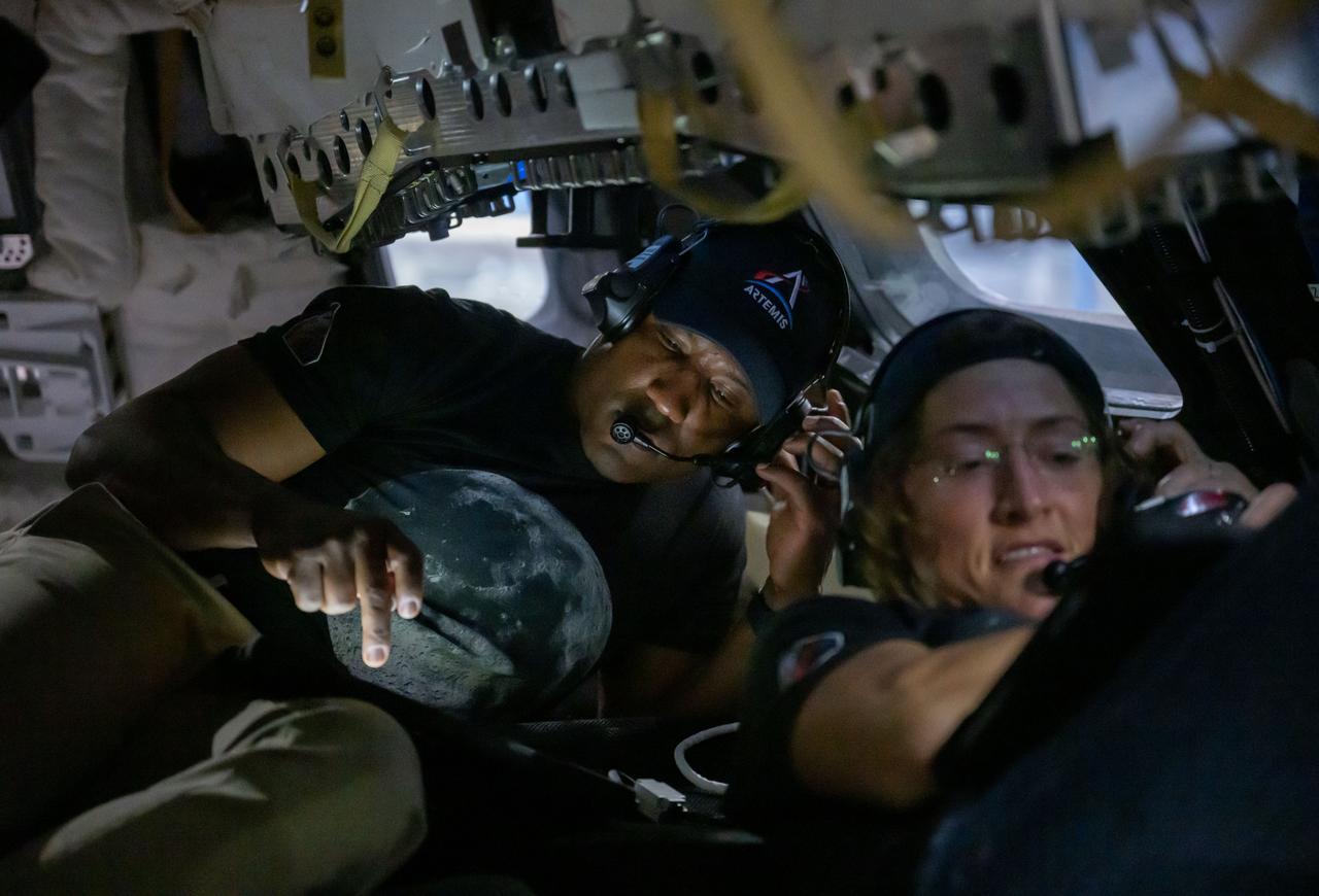 jsc2025e064753 --- Artemis II crew members, from left, Victor Glover and Christina Koch, participate in crew lunar observations training in the Orion mockup at NASA's Johnson Space Center in Houston.