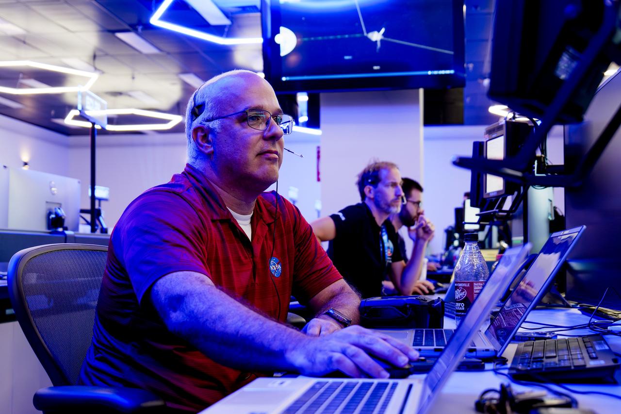 The Orion Mission Evaluation Room (MER) team works during an Artemis II mission simulation on Aug. 19, 2025, from the new Orion MER inside the Mission Control Center at NASA’s Johnson Space Center in Houston.