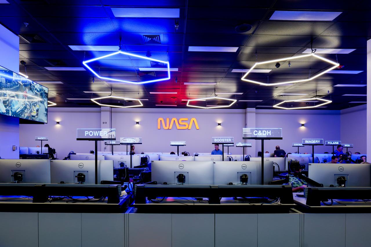 The Orion Mission Evaluation Room (MER) team works during an Artemis II mission simulation on Aug. 19, 2025, from the new Orion MER inside the Mission Control Center at NASA’s Johnson Space Center in Houston.