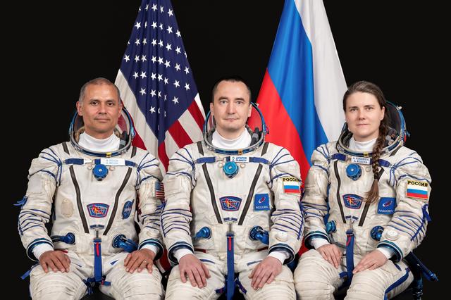 NASA image: Soyuz MS-28 backup crew members pose for a portrait at the Gagarin Cosmonaut Training Center