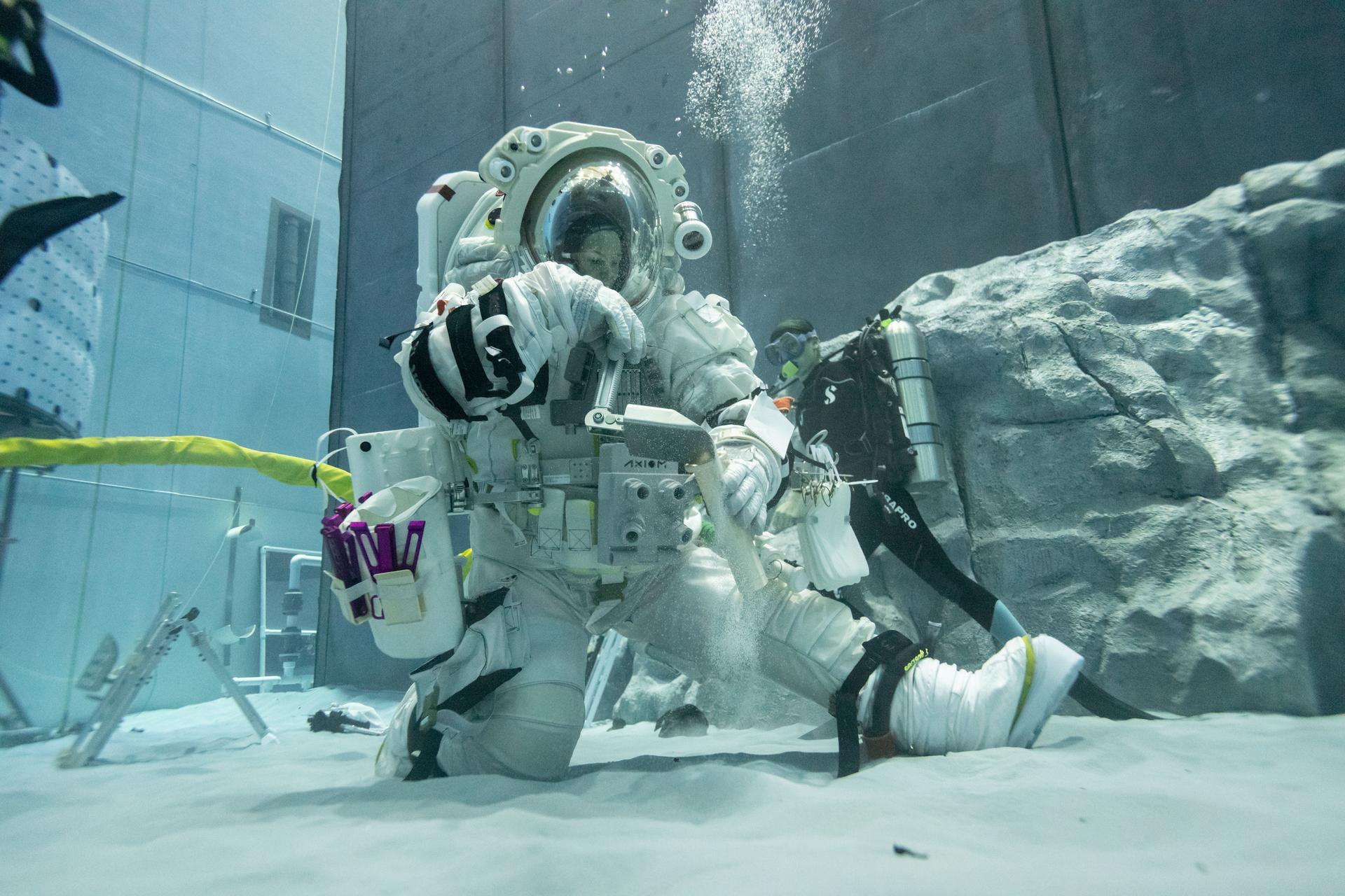 Canadian Space Agency astronaut Jenni Gibbons practices simulated lunar tasks under water while wearing Axiom Space’s lunar spacesuit at NASA’s Neutral Buoyancy Laboratory in Houston. During a recent test series, NASA engineers and crewmembers wore the lunar spacesuit under water and conducted numerous tasks during simulated lunar operations to test its mobility and functionality and ensure the spacesuit is prepped and ready for Artemis training.