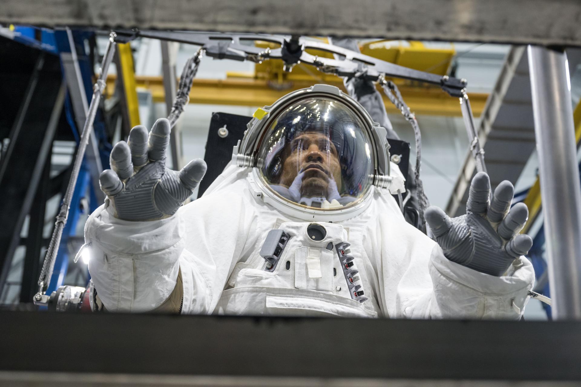 Artemis II astronaut Victor Glover, fully suited, evaluates the mobility of his xEMU spacesuit during the Artemis Spaceflight Standard Measures Test at NASA’s Johnson Space Center on Jan. 13, 2026. (NASA/Robert Markowitz)
