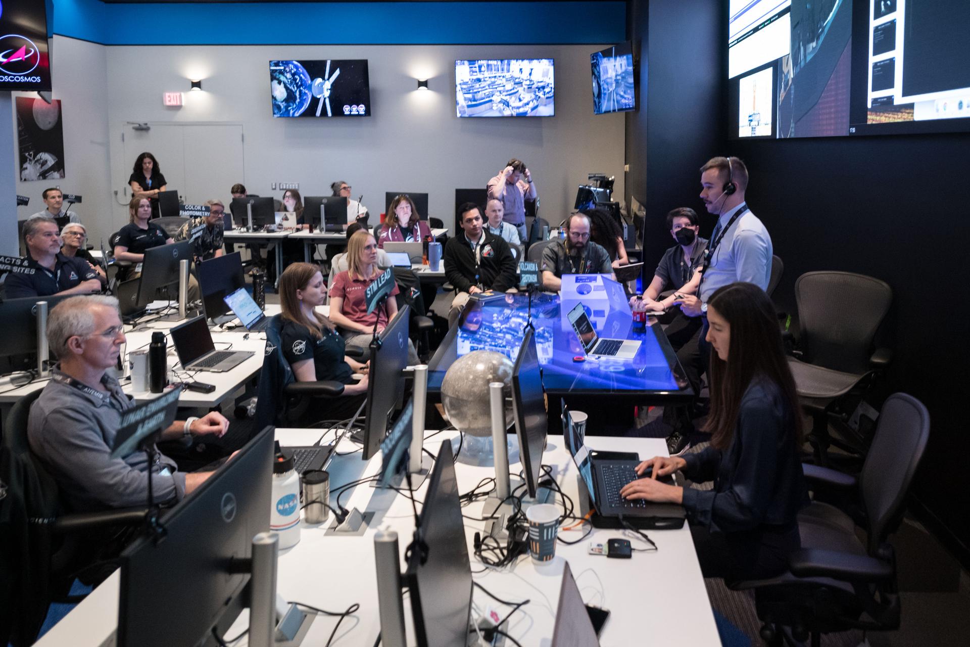 The Artemis II lunar science team gathers for a kickoff meeting before working on the lunar targeting plan for the crew's lunar flyby. The Lunar Targeting Plan is the Artemis II crew's Moon observing assignment, and is fine-tuned to the exact lighting conditions on the Moon’s surface when the Artemis II crew flies by. Like a spacewalk plan, it provides strong, detailed guidance, plus flexibility for the crew to make decisions based on what they’re seeing and experiencing in real time. Targets are prioritized based on both their science value and their visibility at the time of observation. Credits: NASA/Luna Posadas Nava